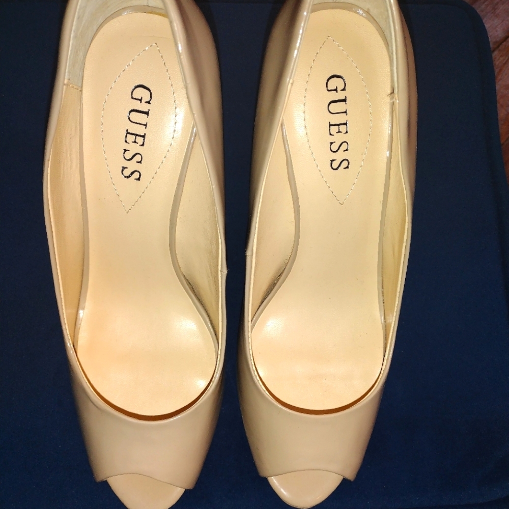 Nude peep toe Guess pumps
